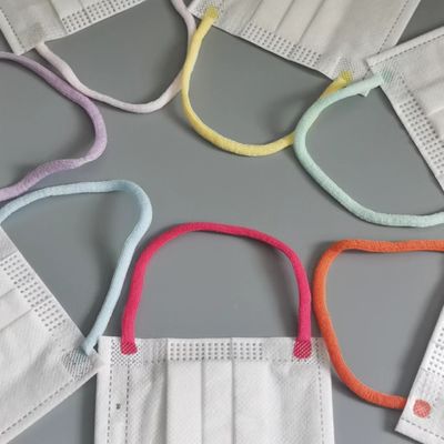 El oído elástico suave de la comodidad de 3 capas coloca el cordón elástico plano suave 6m m coloridos de la cuerda