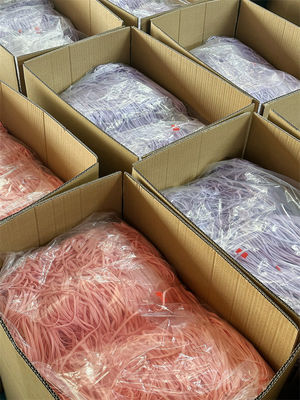 las bandas elásticos coloreadas 5m m del oído de la mascarilla colocan la secuencia para el plano de la máscara